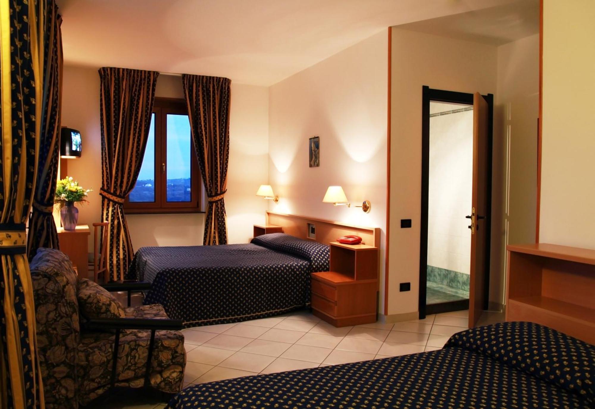 Hotel Lo Smeraldo チステルニーノ エクステリア 写真